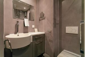 MarrumBed & Breakfast Marrum的一间带水槽、卫生间和镜子的浴室