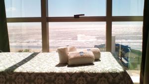 圣贝尔纳多Hotel SKY的一间卧室设有一张床,享有海景