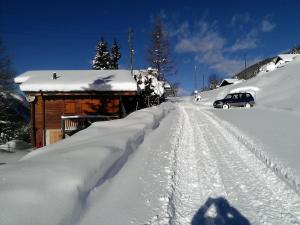 HérémenceChalet Edelweiss的一辆汽车沿着雪覆盖的道路行驶