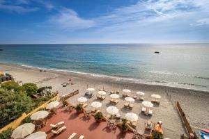 瓦里格提Miramare di Varigotti的享有海滩的空中景致,配有遮阳伞和海洋