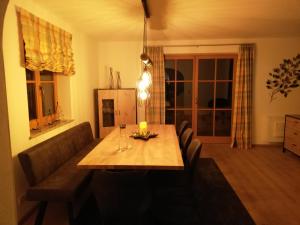 基茨比厄尔Ferienwohnung Hahnenkammblick的客厅配有桌子和沙发