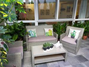 阿达莱斯Casabobastro的庭院设有藤椅和植物桌子