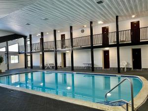 林肯戴斯酒店内部或周边的泳池