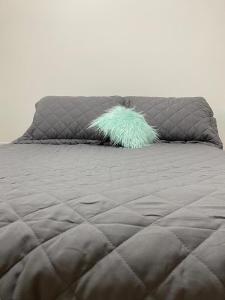 MacachínLas Catalpas的床上有蓝色枕头