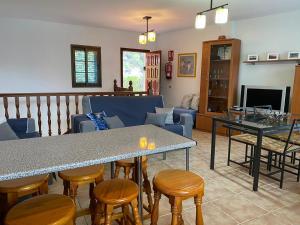 弗龙特拉Casa El Almendrillo的客厅配有桌椅和沙发