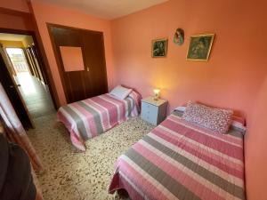 萨拉戈萨El Campo的配有粉红色墙壁的客房内的两张床