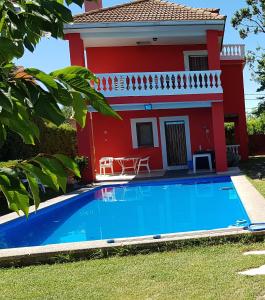 萨拉戈萨El Campo的前面有一个蓝色游泳池的房子