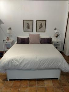阿达莱斯Casabobastro的配有两张桌子的房间的一张白色床