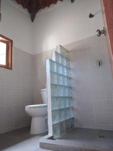 里奥阿托Bed & Breakfast T.T的浴室设有卫生间和瓷砖淋浴。
