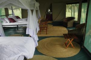 Osero Serengeti Luxury Tented Camp客房内的一张或多张床位