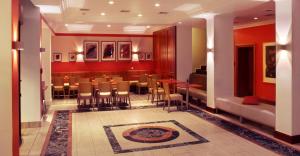 莱比锡莱比锡市中心最佳西方酒店的一间在房间内配有桌椅的餐厅