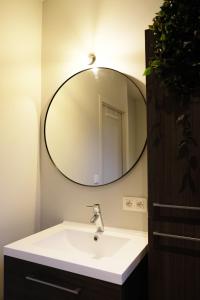梅赫伦Margareta Stay的一间带水槽和大镜子的浴室