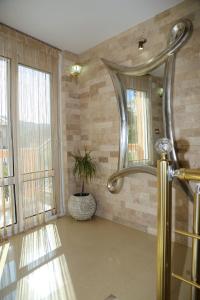 乌尔齐尼"HOLIDAY" apartments & rooms的带淋浴和大镜子的浴室