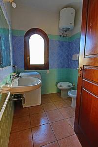 圣特奥多罗Residence Stella Marina的一间带水槽和卫生间的浴室以及窗户。