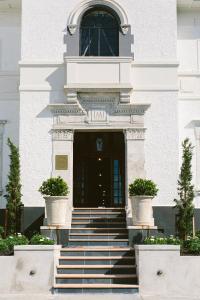 奥克兰The Convent Hotel的白色的建筑,楼梯通往门