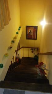 罗萨里奥Hostel en rosario的一间房间里的楼梯,上面有几碗