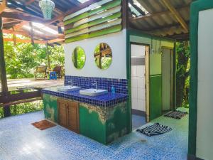 Ban Khlong Chaoforestel homestay kohkood ฟอเรสเทล โฮมสเตย์ เกาะกูด的房屋内带两个水槽的浴室
