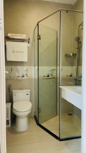 昆岛Sao Mai hotel的浴室配有卫生间、淋浴和盥洗盆。