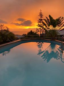 圣勒Villa Moai 974的一座享有日落美景的游泳池