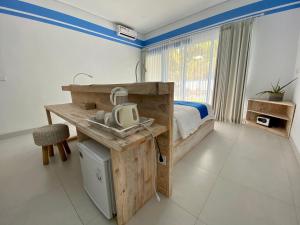 艾湄湾Kura Kura Divers Lodge的一间卧室配有一张床和一张带水槽的书桌