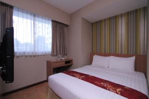 哥打京那巴鲁Likas Square - KK Apartment Suite的酒店客房设有床和窗户。
