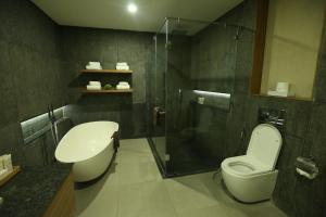 大雅台Escala Tagaytay的一间带卫生间和玻璃淋浴间的浴室