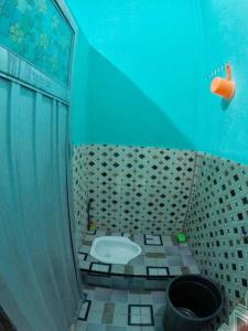 比拉Penginapan asidik的蓝色客房内带卫生间的浴室