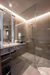 彭世洛滨江大酒店的带淋浴和盥洗盆的浴室