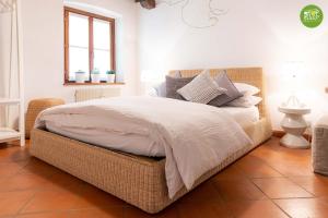 法加尼亚Stop & Sleep Fagagna on the Hills的一间卧室配有一张带藤床架的床
