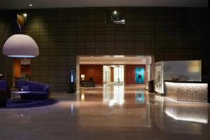 首尔首尔世贸中心洲际酒店 的大厅,带走廊的大楼,配有沙发