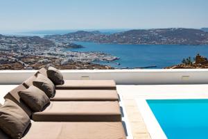 图罗斯Diles Villas & Suites Mykonos的别墅阳台享有海景。