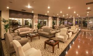 加济安泰普加齐安泰普大酒店的带沙发、椅子和桌子的等候室