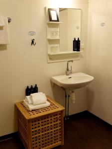 孙讷Ulvsby Herrgård的一间带水槽和镜子的浴室