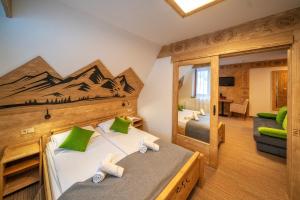 考斯赛力克Hotel Eco Tatry Holiday& Spa的一间卧室设有两张床和大镜子