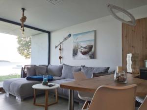 奥特里德维茨Haus Besch - Apartment "Casa del Mar"的带沙发和木桌的客厅