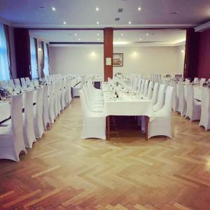 穆尔斯卡索博塔星辰酒店的宴会厅配有白色的桌子和白色的椅子