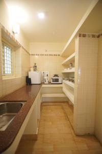 埃尔加德Cliffhanger Retreat的厨房配有水槽和台面