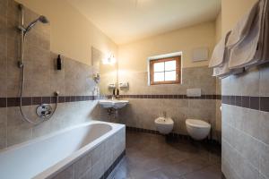 欧缇莫Hotel Seerast的浴室配有2个卫生间、浴缸和水槽