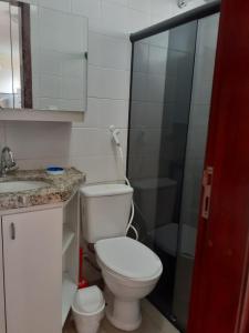 福塔莱萨Apto. 100m da feirinha da beira mar的浴室配有卫生间、盥洗盆和淋浴。