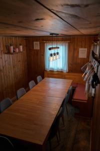 FurnaMoserhuus的配有椅子的房间里一张大木桌