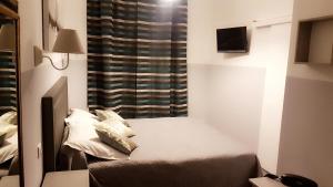 卡努齿条旅馆的小房间设有床和窗户