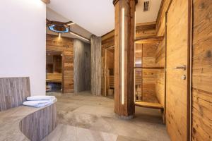 莱奥冈Das Stoaberg的一间带木墙和步入式淋浴间的浴室