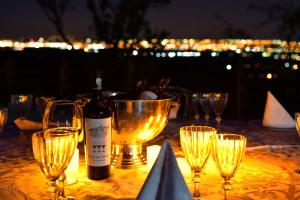 普洛耶什蒂Casa Seciu的一张桌子上摆放着一瓶葡萄酒和酒杯