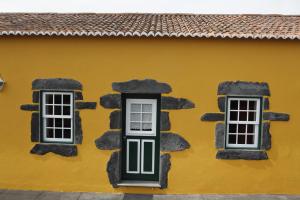 CapeloCasa capelinhos的黄色的建筑,有两个窗户