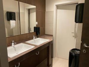 格林施塔特Hotel-Jakobslust的浴室设有2个水槽和镜子