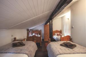 班斯科Chalet Jora - Total Chalets的一间卧室配有两张床和木制家具