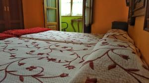 索托德卢伊尼亚萨斯维杰德尔萨斯特里酒店的一间卧室配有两张床,床上铺有白色棉被