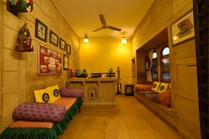 斋沙默尔The Hosteller Jaisalmer的带沙发和壁炉的客厅