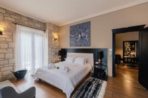 利韦迪昂利维笛套房酒店的卧室配有白色的床和砖墙