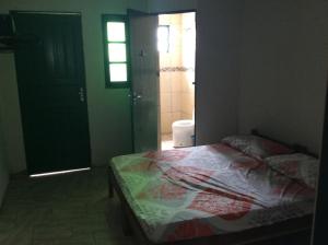 里奥格兰德Pousada do Mar的一间卧室配有一张床,一扇门通往浴室
